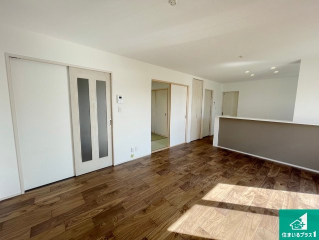 13(土)14(日)現地説明会開催　生駒郡斑鳩町龍田西の居間・リビング|シンプルなリビングは、観葉植物等のインテリアを楽しめますね！パパ好みにも、ママ好みにも家具次第で雰囲気を変えることができます！