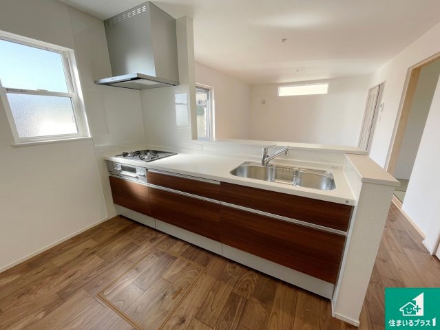 13(土)14(日)現地説明会開催　生駒郡斑鳩町龍田西のキッチン|リビングと統一感があり、使い勝手のいいキッチン。広々としているので、二人並んで作業が出来ちゃいます。お子様と一緒に色々なお料理に挑戦できるスペースがあります。