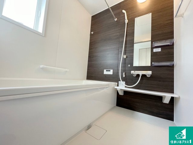 13(土)14(日)現地説明会開催　生駒郡斑鳩町龍田西の浴室|足をゆったり伸ばして寛げる浴槽です。窓が設けられていますので差し込む光が明るく穏やかな雰囲気にしてくれます♪浴室乾燥機も設置しているので、雨の日の洗濯物も安心です♪