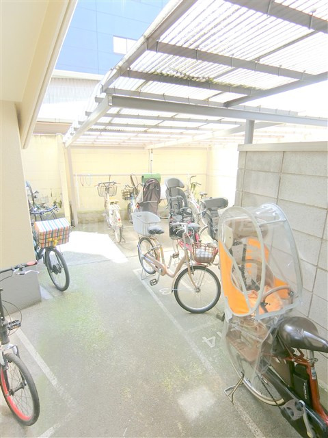 ファーイーストコンドミニアム大森のその他共用部分|屋根付きの駐輪場