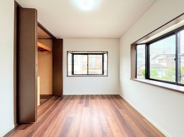 栄区本郷台５丁目　中古戸建ての洋室|◆柔らかい陽光が差し込む明るいお部屋を演出する設計。彩光の取れる窓が気持ちの良いお部屋を創り上げます。
