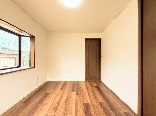 栄区本郷台５丁目　中古戸建ての洋室|◆室内はいつも明るい印象なので気持ちの良い朝を迎えられます。各部屋にはクローゼットを完備しており、収納が多いお家はすっきりして快適空間です。
