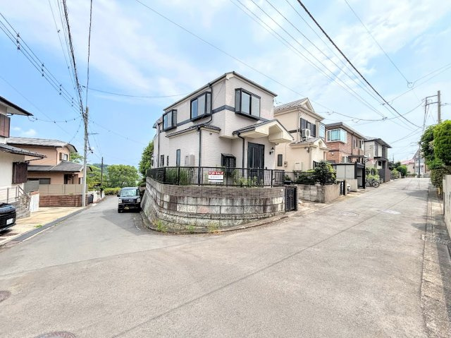 栄区本郷台５丁目　中古戸建ての前面道路含む現地写真|◆前面道路も幅員があり車の運転も安心！前面道路は閑静な住宅地。車通りの少ない道路です。お子様にも安心です。
