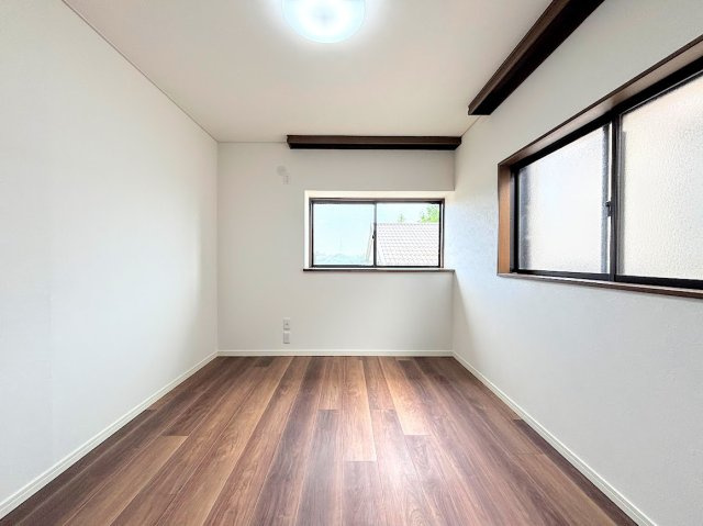 栄区本郷台５丁目　中古戸建ての洋室|◆感性を育むプライベートルームはシンプルでスマートな空間。好みの空間で読書をしたり、音楽を聞いたりと一人の時間も充実したものにできます。
