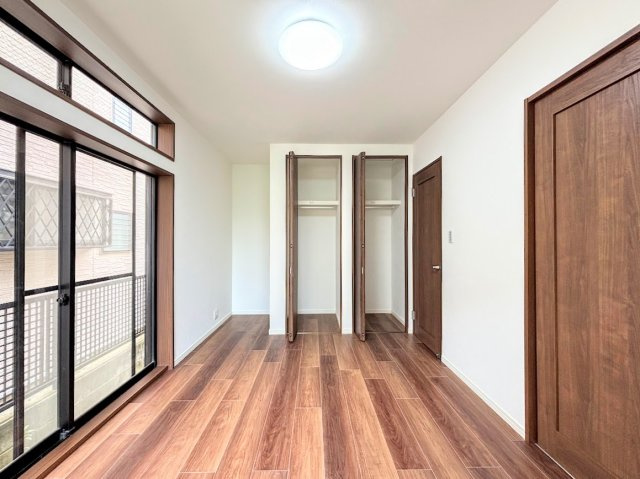 栄区本郷台５丁目　中古戸建ての洋室|◆二面採光で、陽差しを長時間受ける事が出来る暖かい室内です。もちろん複層ガラスなので、遮音性にも優れ、結露も発生しにくい構造。サッシ周りのカビが発生しにくくなります。
