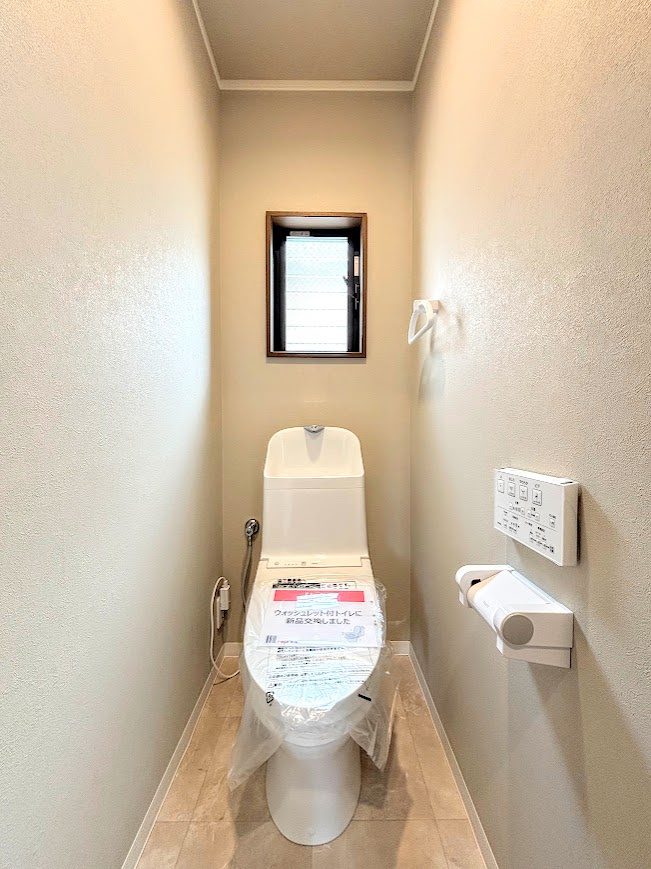 栄区本郷台５丁目　中古戸建てのトイレ|◆清潔感のある白を基調とした落ち着ける空間。小窓をもうけていますので、こもりやすい空気の入れ替えも簡単に行えますね！
