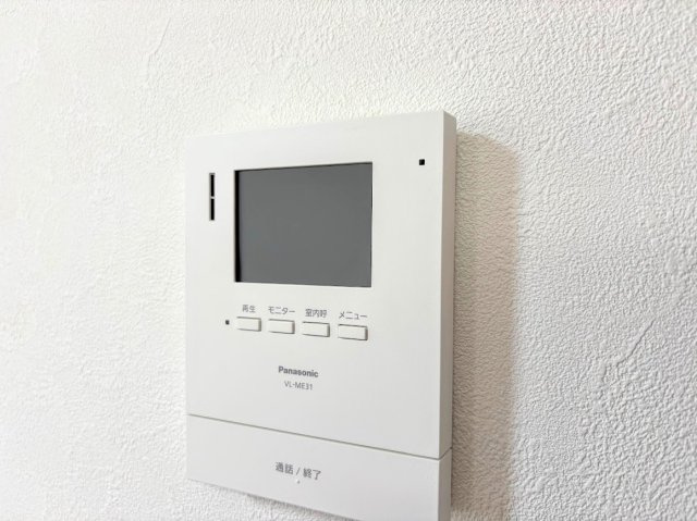 栄区本郷台５丁目　中古戸建てのセキュリティ|◆玄関に行かなくても来訪者が確認でき、ハンズフリーで会話をすることが出来ます。モニターを確認する事によって防犯効果も高まります。
