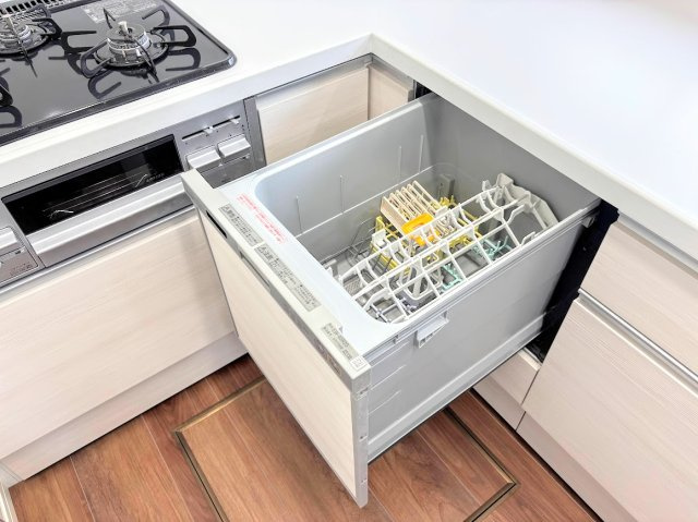 栄区本郷台５丁目　中古戸建てのその他|◆食後の食器洗いは食洗機にお任せ！ご家族と団らんの時間を。家事の時短に効果大の食洗器付き。高温洗浄、節水効果もございます。
