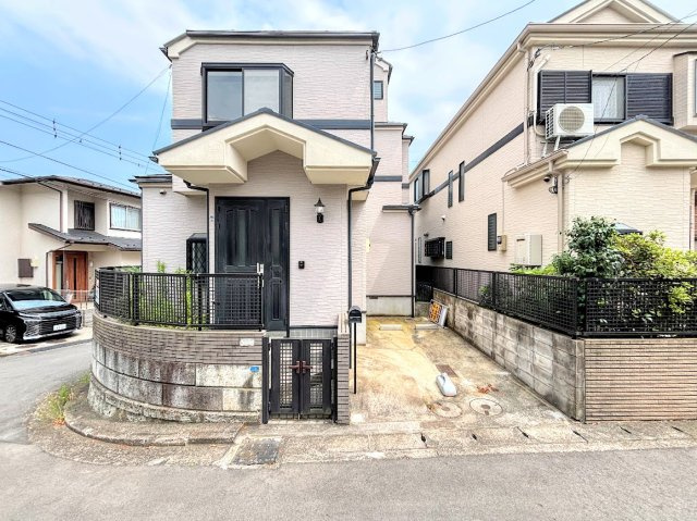 栄区本郷台５丁目　中古戸建ての外観|◆一戸建てを中心とした街並みが整然と続き、周辺は高い建物が建っていないので、緑の多い閑静な趣を感じる環境です。街並みや周辺環境も重要なポイントです！！
