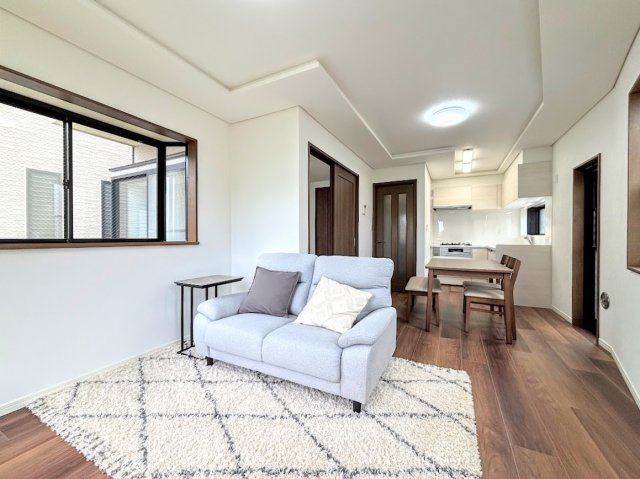 栄区本郷台５丁目　中古戸建ての居間・リビング|◆一家だんらんのスペースとなるＬＤＫ。窓から明るい光が差し込み、思わず家族の会話も弾む快適な空間。
