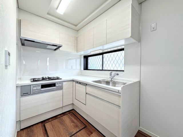 栄区本郷台５丁目　中古戸建てのキッチン|◆動きに無駄がなくなるL字型を採用。リビングの様子を見ながら効率よく料理もできる賢いキッチンです。食洗機や浄水器などあると嬉しい設備も完備しています。
