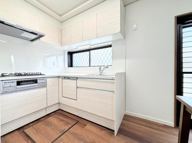 栄区本郷台５丁目　中古戸建てのその他|◆デザイン性と機能性を兼ね備えたキッチンです。リビングスペースとの一体感が生まれ、広々空間を演出してくれます。
