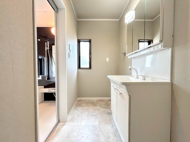 栄区本郷台５丁目　中古戸建ての独立洗面台|◆毎日使う場所だから、機能的で使いやすさに配慮したパウダールーム。すっきりと使えるように収納も豊富にご用意しています。
