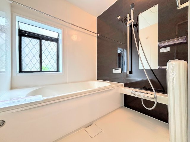 栄区本郷台５丁目　中古戸建ての浴室|◆モダンデザインの空間が気持ちよさを高めてくれるバスルーム。すっきりとした清潔感の中に都会的なセンスが感じられ、心身をリフレッシュできる寛ぎを深めてくれるスペースです。
