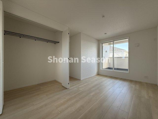 【洋室】 | 全室収納付きで、増えがちな学習用具・衣類や、季節家電なども、各部屋に収納でき便利ですよ。