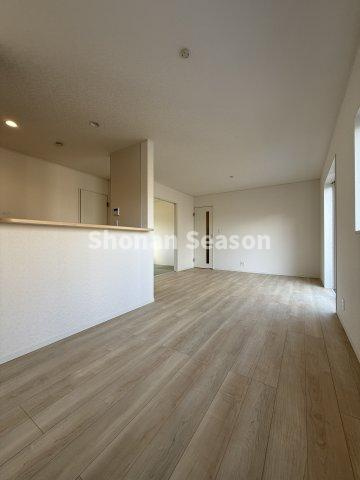 【居間・リビング】 | 木の温もりを感じるフローリングは、汚れをさっと拭けて、お手入れも簡単です◎