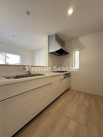 【キッチン】 | 同時調理可能な３口コンロでお料理も捗りますね☆
床下収納は防災用品などをしまうのに便利です！