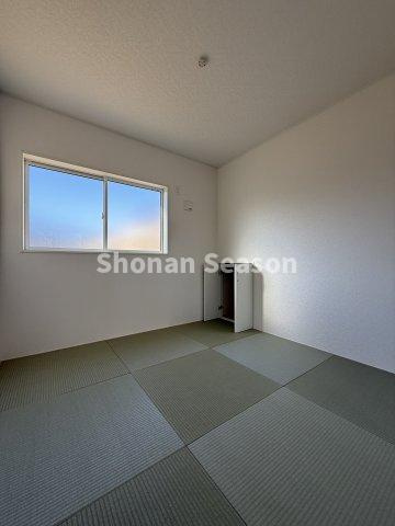 【和室】 | リビングに隣接した和室は、冬でも足元あたたかくお子様の遊ぶスペースとしてもぴったりです♪