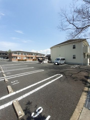 【駐車場】 | パストラーレ 2LDKT | 駐車場があるので、車を買う予定の方も安心です