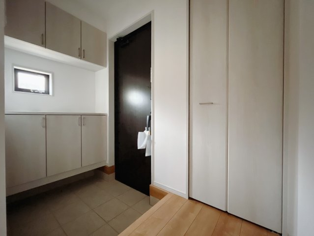 【新築戸建】上里町忍保　の玄関|■玄関（1号棟）｜毎日の「いってらっしゃい」や「お帰りなさい」を大切なご家族と過ごす玄関は〈使いやすさ〉を追求しております。玄関横の物入は急な来客時でもさっとお片付けできるスペースを確保しています。