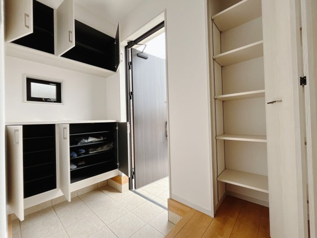 【新築戸建】上里町忍保　の玄関|■玄関（1号棟）｜靴を探すのに一苦労、なんてこともありますよね。シューズインクロークは抜群の収納力で、玄関がいつもスッキリ片付きます♪