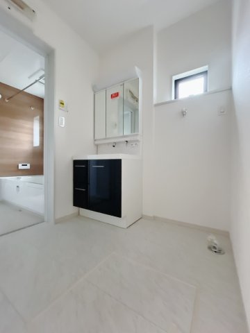 【新築戸建】上里町忍保　の独立洗面台|■洗面室（1号棟）｜三面鏡の洗面台は鏡の裏が収納ポケットになっているので、ヘアケア用品や歯ブラシなどでごちゃつきがちな洗面台周りがスッキリ片付きます。　