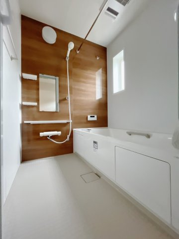 【新築戸建】上里町忍保　の浴室|■浴室（1号棟）｜ゆったり足を伸ばせるサイズの浴室(*＾＾*)　夜間のお洗濯や、雨の日のお洗濯に大活躍の浴室暖房乾燥機付き！お子さまとの入浴の際に嬉しいエコベンチ浴槽付きです♪