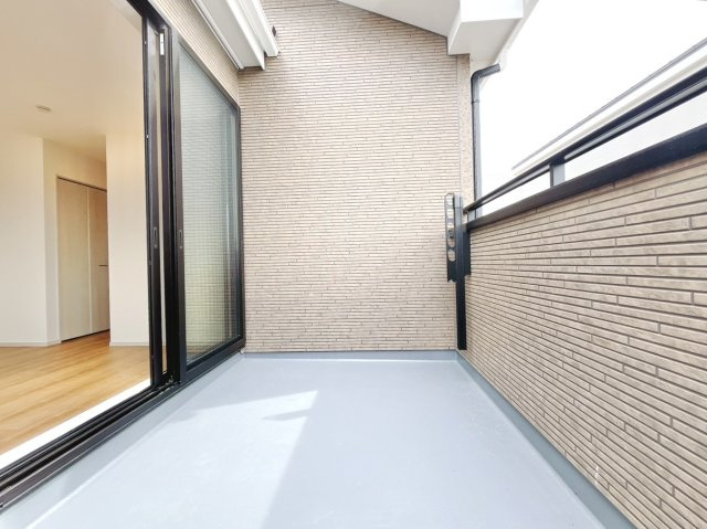 【新築戸建】上里町忍保　のバルコニー|■バルコニー（1号棟）｜あたたかな陽のひかりを浴びることのできるバルコニー。お洗濯物やお布団を干せば、家族みんなが気持ちよく暮らすことができます(*^^*)