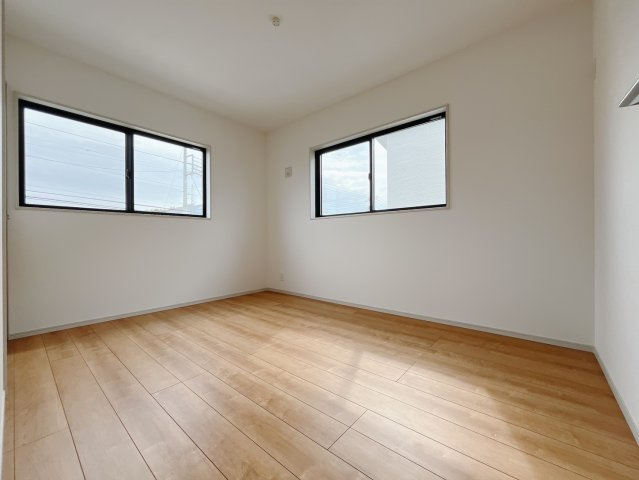 【新築戸建】上里町忍保　の洋室|■2階洋室（1号棟）｜階洋室には大きな窓をご用意しています。日中はあたたかな日差し差し込み自分時間も充実できますね＾＾