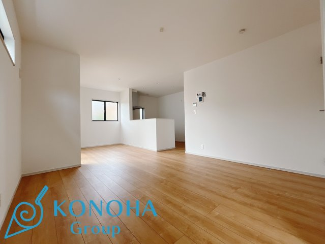 【新築戸建】上里町忍保　の居間・リビング|■リビング（1号棟）｜落ち着きのある表情を見せるリビングダイニング。太陽の光がたっぷり差し込むリビングは、自然とご家族が集まる居心地の良い空間です。