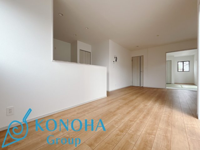 【新築戸建】上里町忍保　の居間・リビング|■リビング（1号棟）｜出来上がった料理を運びやすいダイニング♪お料理中も家族との会話がはずみます♪