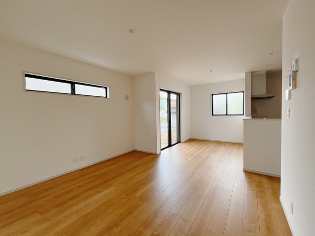 【新築戸建】上里町忍保　の居間・リビング|■リビング（1号棟）｜窓から射し込む陽射しが縦横に広がり、あたたかな空間を形作ります♪木目のきれいなフローリングとシンプルな壁紙は、一日中家に居ても飽きることなく過ごすことができる素敵な空間です♪