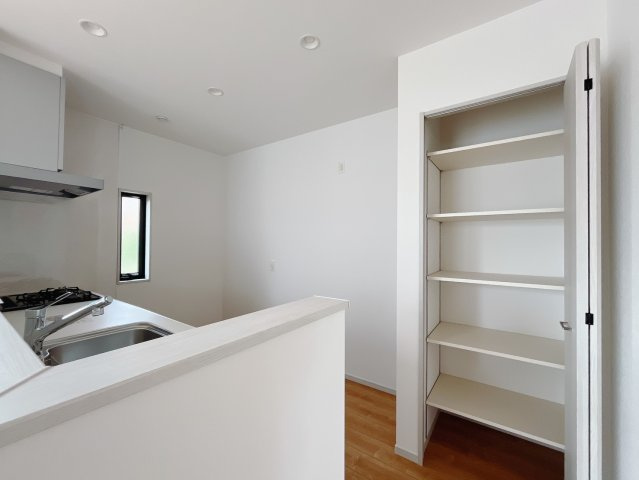 【新築戸建】上里町忍保　のキッチン|■キッチン（1号棟）｜キッチンにはパントリーをご用意しております！収納もスペースもあり、広いキッチンがより広くなります！