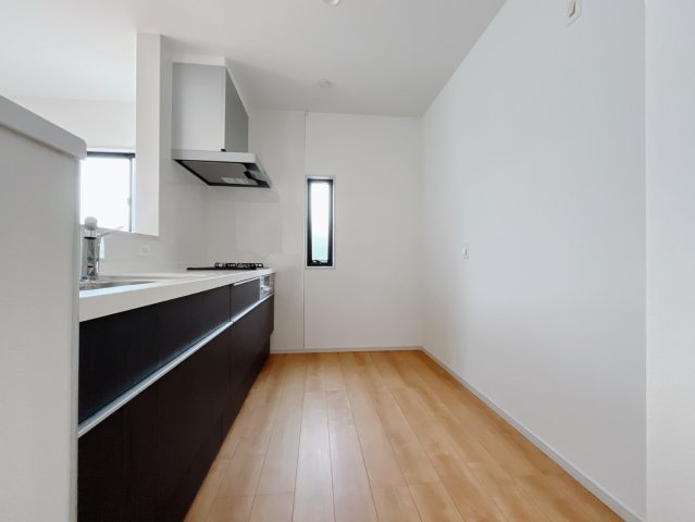 【新築戸建】上里町忍保　のキッチン|■キッチン（1号棟）｜ワークトップの幅が広く、お子様といっしょにお料理をつくったり、ちょっとしたパーティーも楽しめます。フラットなのでお掃除がしやすいのもポイントです♪