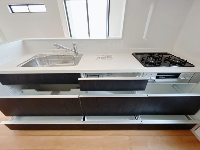 【新築戸建】上里町忍保　のキッチン|■キッチン（1号棟）｜全スライド式収納キッチン♪お皿や鍋の出し入れもラクラクです（＾＾）！