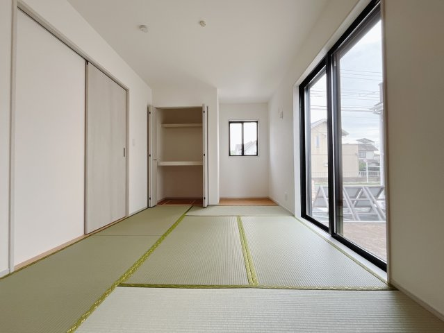 【新築戸建】上里町忍保　の和室|■1階和室（1号棟）｜意外と場所をとるアイロンがけや、お洗濯物を畳むときにも広々と使うことができ、ちょっと一休みしたいとき、すぐに横になれるのも魅力です♪