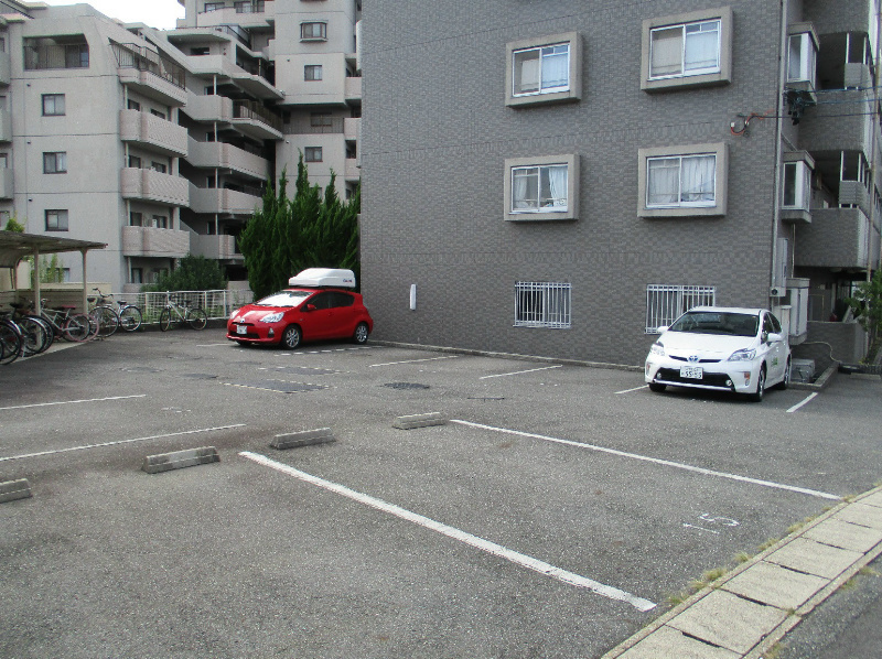 ホワイトアースの駐車場