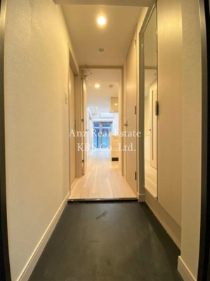 【玄関】 | プレサンス立売堀ベルヴィル | 玄関に姿見があり、お出かけ前にファッションチェック♪