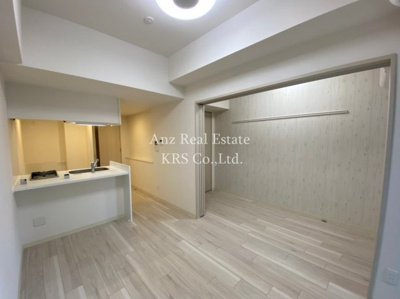 【居間・リビング】 | プレサンス立売堀ベルヴィル | ホワイトを基調としたリビング！間仕切りを開けると広々約13帖