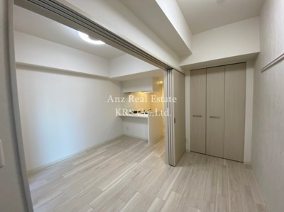 【寝室】 | プレサンス立売堀ベルヴィル | ホワイトを基調としたリビング！間仕切りを開けると広々約13帖