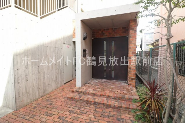 大阪市城東区諏訪４丁目の賃貸マンションのエントランス