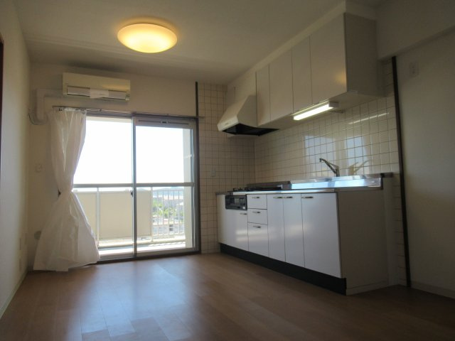 ルゼフィール名谷東２ＤＫの居間・リビング|こちらの居間で趣味の時間をお楽しみください