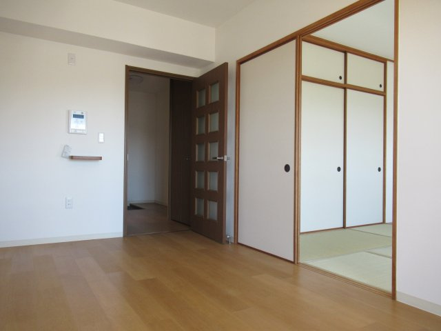 ルゼフィール名谷東２ＤＫの居間・リビング|使いやすい居間です