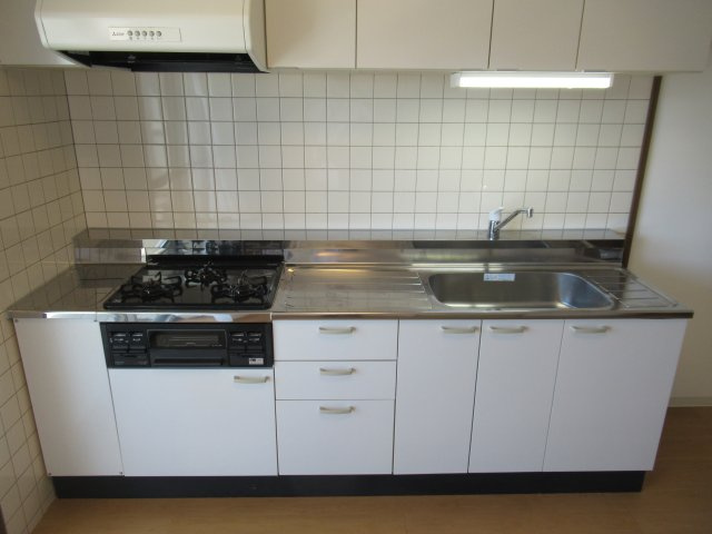 ルゼフィール名谷東２ＤＫのキッチン|コンパクトなキッチンで掃除もラクラク