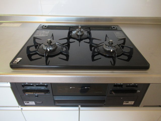 ルゼフィール名谷東２ＤＫのキッチン|一部の住戸にはガスコンロが設置されています