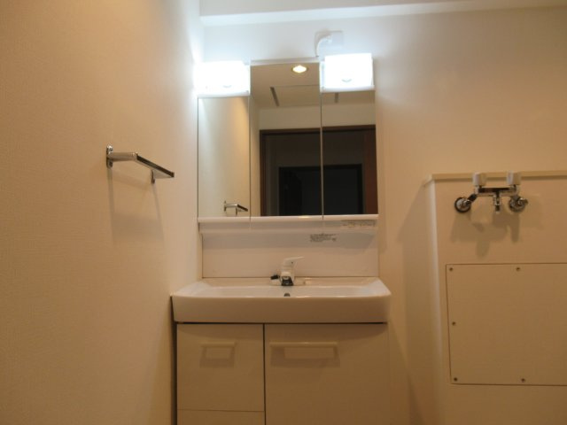 ルゼフィール名谷東２ＤＫの洗面所|忙しい朝には欠かせない洗面所です