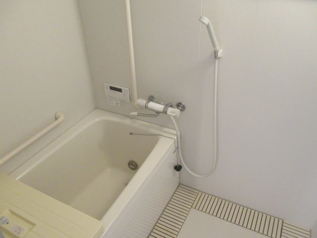 ルゼフィール名谷東２ＤＫの浴室|日々の暮らしに欠かせないお風呂です