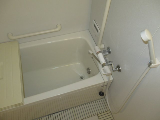 ルゼフィール名谷東２ＤＫの浴室|ゆったり過ごせるお風呂です