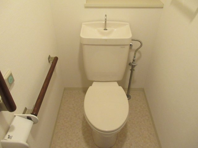 ルゼフィール名谷東２ＤＫのトイレ|落ち着いた色調のトイレです