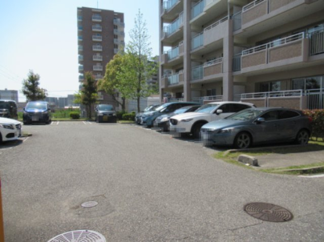 ルゼフィール名谷東２ＤＫの駐車場|駐車スペースもあります